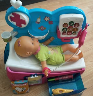 Nenuco Doctora bebé con accesorios
