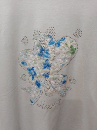 Camiseta blanca con estampado de corazón