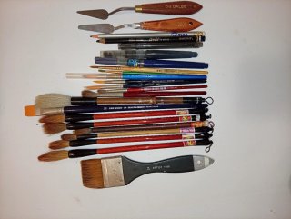Lote de pinceles y espátulas de arte