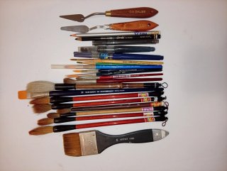 Lote de pinceles y espátulas de arte