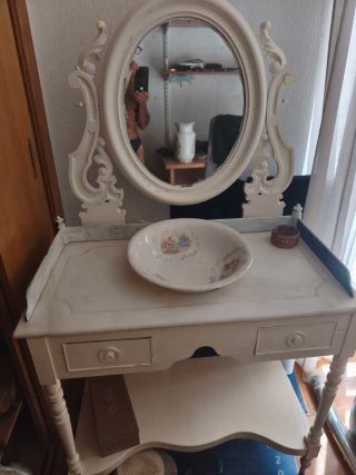 Mueble tocador antiguo con espejo