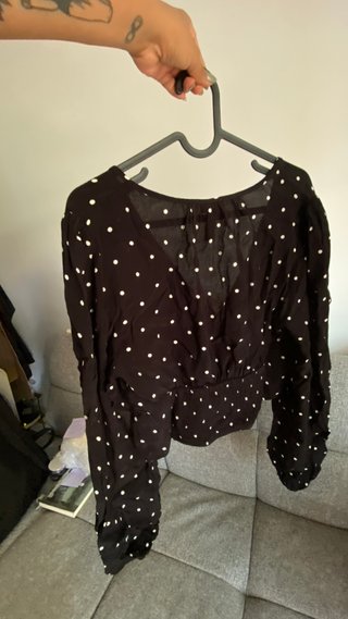 Blusa H&M lunares blanco y negro