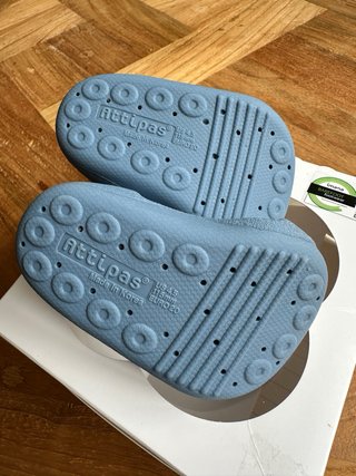 Attipas zapatos respetuosos bebé