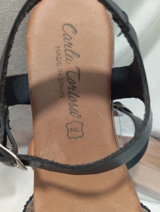 Sandalias planas mujer negras y multicolor