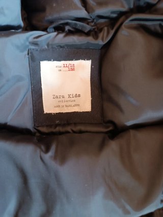 Chaquetón polar Zara plumífero negro.