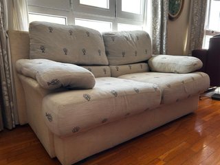Sofá de 2 plazas beige con estampado