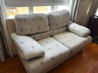 Sofá de 2 plazas beige con estampado
