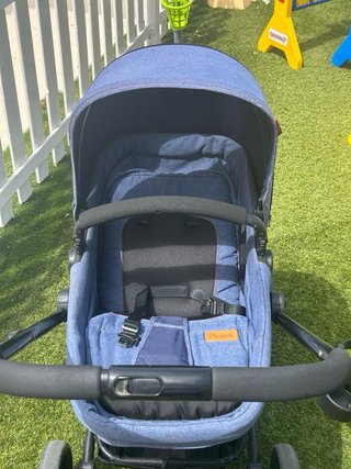 Carro de bebé azul
