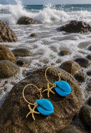 Pendientes dorados con concha azul y estrella