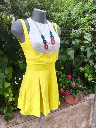 Mono corto amarillo con tirantes