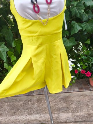 Mono corto amarillo con tirantes