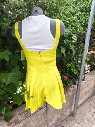 Mono corto amarillo con tirantes