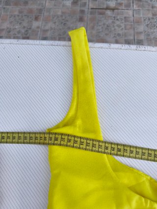 Mono corto amarillo con tirantes