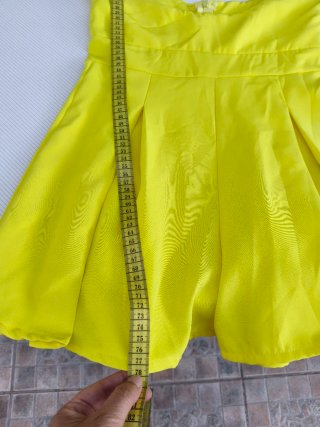 Mono corto amarillo con tirantes