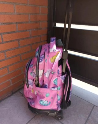 Mochila Totto con rudasmuy cuidada.