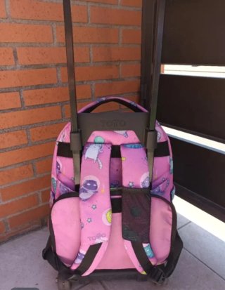 Mochila Totto con rudasmuy cuidada.