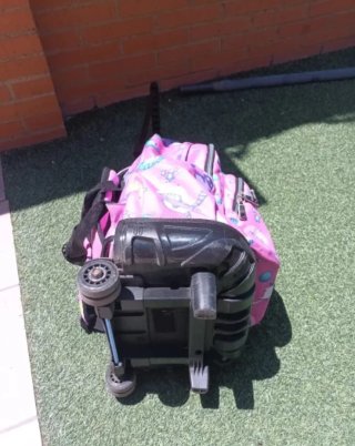 Mochila Totto con rudasmuy cuidada.
