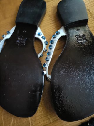 Infradito in pelle con pietre blu
