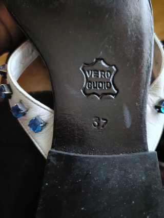 Infradito in pelle con pietre blu