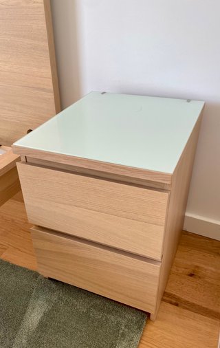 Cama com 2 mesas de cabeceira
