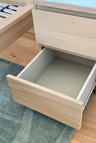 Cama com 2 mesas de cabeceira