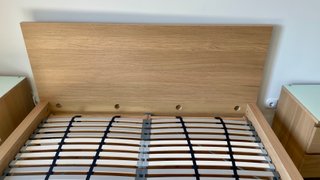 Cama com 2 mesas de cabeceira