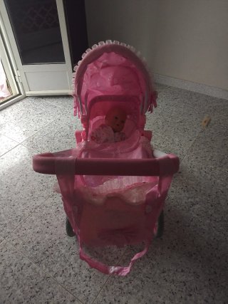Carro de muñecas rosa