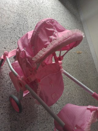 Carro de muñecas rosa