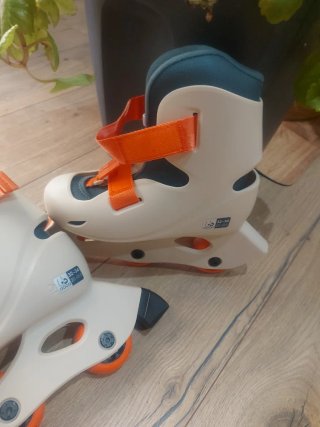 Patines en línea ajustables blancos y naranjas