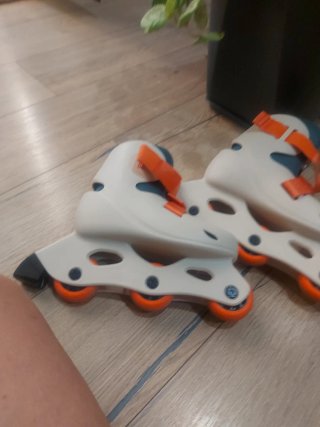 Patines en línea ajustables blancos y naranjas