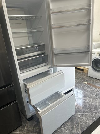 Nevera Combi Haier Puertas Cristal blanco 70 cm