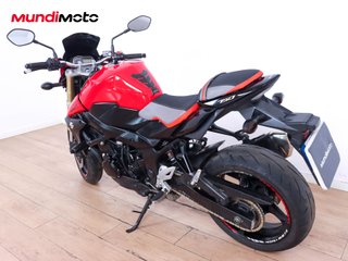 SUZUKI GSR 750