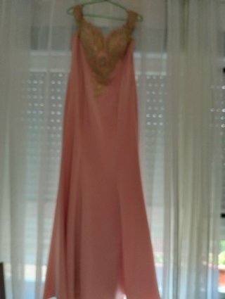 Vestido largo fiesta rosa con detalles dorados