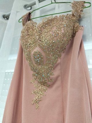 Vestido largo fiesta rosa con detalles dorados