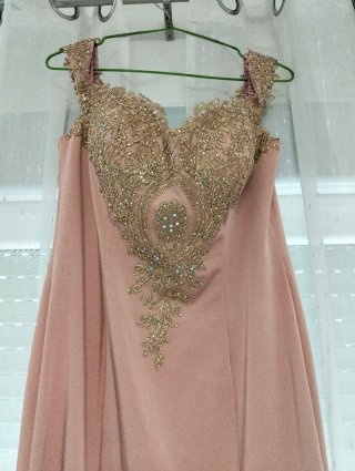 Vestido largo fiesta rosa con detalles dorados