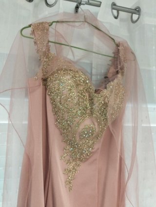 Vestido largo fiesta rosa con detalles dorados