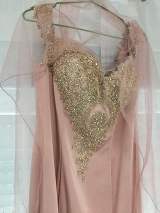 Vestido largo fiesta rosa con detalles dorados