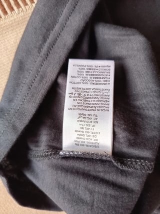 Camiseta negra hombre con bolsillo