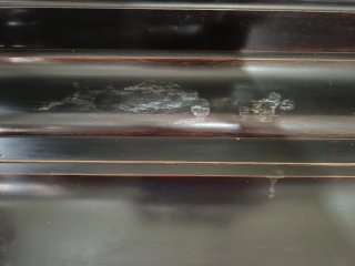 Piano de pared oscuro 2 pedales