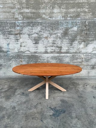 Mesa ovalada Argo de madera maciza de acacia y patas de acero efecto madera Ø 200 x 100 cm.