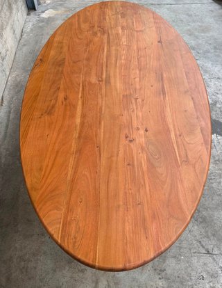 Mesa ovalada Argo de madera maciza de acacia y patas de acero efecto madera Ø 200 x 100 cm.