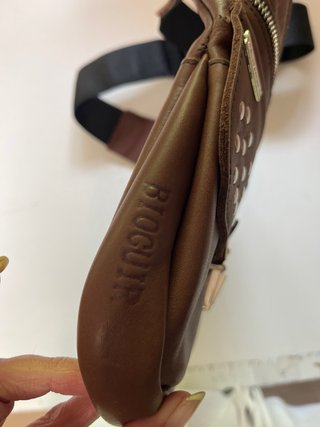 Riñonera de piel con tachuelas