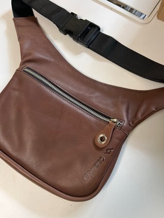 Riñonera de piel con tachuelas