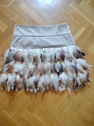 Falda de fiesta con plumas