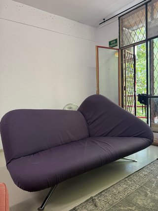Sofá Vintage Morado Tela y Metal