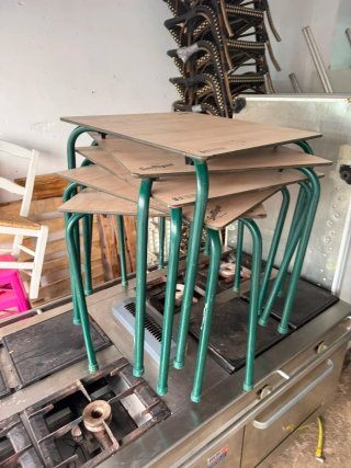 Mesas apilables de madera y metal
