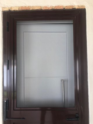Puerta aluminio nogal con mosquitera