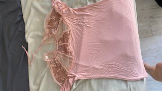 Camiseta rosa con encaje