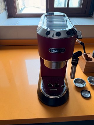 Cafetera DeLonghi Dedica Style Roja