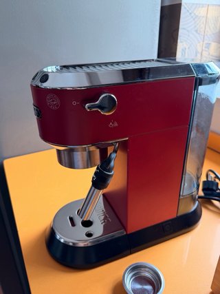 Cafetera DeLonghi Dedica Style Roja